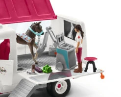 Schleich Horse Club 42439 Mobile Tierärztin Mit Hannoveraner Fohlen -Kinder Erwachsene Produkte Geschäft schleich horse club 42439 mobile tierarztin mit hannoveraner fohlen 6